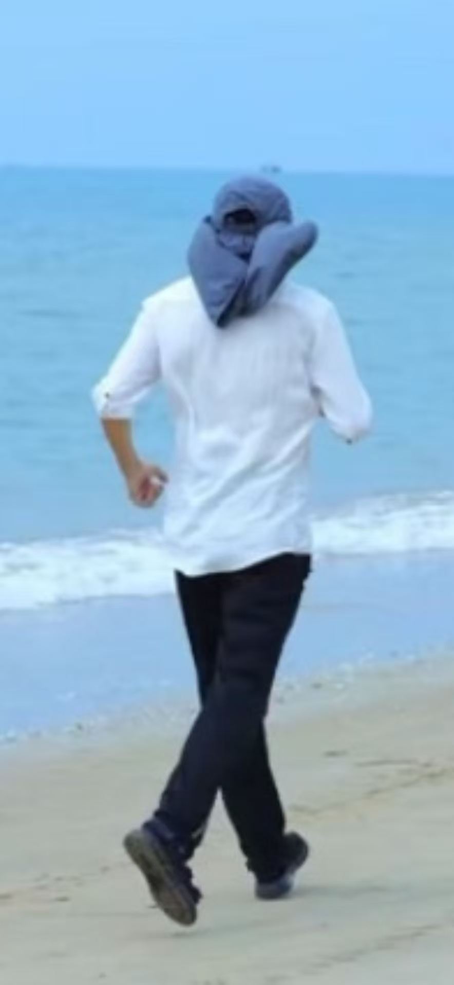 Hou Yimin training by the sea